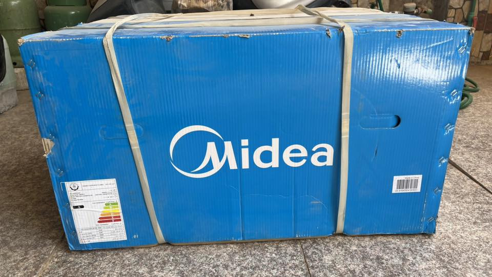 السلام عليكم شباب، عندي مكيف ميديا (Midea) حجم 2 طن للبيع، الجهاز مستخدم اقل من اسبوع 
أبرز المواصفات والميزات: 
• تكنولوجيا الإنفيرتر (Inverter): اقتصادي جداً في استهلاك الطاقة . 
• التحكم بالأمبير (Amppage Control): يشتغل على سحب أمبيرية منخفضة ومستقرة (تقدر تخليه يسحب حوالي 4 أمبير أو حسب رغبتك) يعني يشتغل ويه المولد براحة بدون مشاكل.
• كمبريسور T3 الاستوائي: مصمم خصيصاً للأجواء الحارة ويتحمل درجات الحرارة العالية بدون ما يفصل، وتبريده ما شاء الله ثلج.
• المكيف لا يزال راكباً في الغرفة ولم تقم بفكه بعد، وتقدر تجي وتفحصه وهو شغال وتشوف برودته بنفسك قبل ما 
تفكه 
• وصل الضمان موجود الجهاز تحت الضمان 
سعر الشراء في موقع تكييف والمحلات 690 الف 
السعر المطلوب بسبب الاستخدام مدة اسبوع 560 الف 
لتواصل واتس اب ***********
