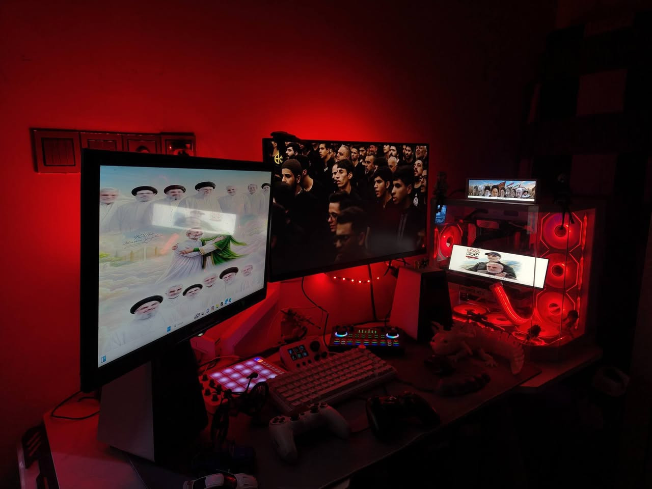 تجميعة PC قيمنق كاملة ومتكاملة للبيع (بيع كامل فقط - بدون تفصيخ) 🖥️
السلام عليكم شباب، معروض للبيع سيت آب (Setup) كامل ومتكامل من مجاميعة، جاهز للألعاب القوية، المونتاج، والبث المباشر. التجميعة نظيفة جداً ومفحوصة بالكامل والاستخدام راقي.

​⚙️ المواصفات التقنية (البكج الداخلي):

​كارت الشاشة (GPU): NVIDIA RTX 3060

​المعالج (CPU): AMD Ryzen 7 3700X (8 Cores / 16 Threads)

​اللوحة الأم (Motherboard): B550

​الذاكرة العشوائية (RAM): 16GB DDR4 (2x8GB)

​التخزين السريع: M.2 NVMe بمساحة تبلغ 4 تيرابايت (قطعتين كل وحدة 2TB) شغالات وفحص كامل 100%

​التخزين الخارجي: هارد خارجي عدد (2)؛ الأول بمساحة 1 تيرابايت، والثاني بمساحة 250 جيجابايت.

​مزود الطاقة (Power Supply): 850 Watt مع شهادة كفاءة 80 Plus Gold

​الكيس والتبريد: كيس احترافي مع 7 مراوح إضافية وإضاءة RGB مميزة وقابلة للتعديل.

​🖥️ الشاشات (العرض والتحكم بالسنسر):

​الشاشة الرئيسية: MSI بحجم 32 بوصة وتردد 180Hz (سلسة جداً للالعاب التنافسية).

​الشاشة الثانوية الخارجية: شاشة بحجم 8.8 إنش.

​الشاشة الداخلية الكبيرة: شاشة سنسر داخل الكيس بحجم 12 إنش لعرض داتا النظام أو الخلفيات المتحركة.

​الشاشة الداخلية الصغيرة: شاشة سنسر داخل الكيس بحجم 3.5 إنش.

​⌨️ الملحقات والإكسسوارات المشمولة بالبيع:

​الماوس: Logitech MX Master 3S (الراحة والإنتاجية العالية).

​الكيبورد: كيبورد ميكانيكي Ajazz AK820.

​جهاز ألعاب محمول: ستيم دك (Steam Deck) من شركة Ajazz.

​الصوتيات: مكسر صوت احترافي مع مايكروفون للبث والاتصالات.

​ستاند الشاشات: ستاند ثنائي (Dual Monitor Stand) هيدروليك لترتيب الطاولة.

​ميز القيمنق: ميز أبيض مخصص للقيمنق مع إضاءة RGB مدمجة.

​إضافات: جهاز يو اس بي أوفلاين (USB Offline).

​📌 ملاحظة هامة: البيع للتجميعة بالكامل مع الميز والشاشات والملحقات (شلع قلع)، الرجاء عدم الإحراج لطلب قطع منفصلة.


**إذا كنت صاحب هذا الإعلان وتريد حذفه لأي سبب، رجاءا أرسل رسالة إلى الدعم الفني**