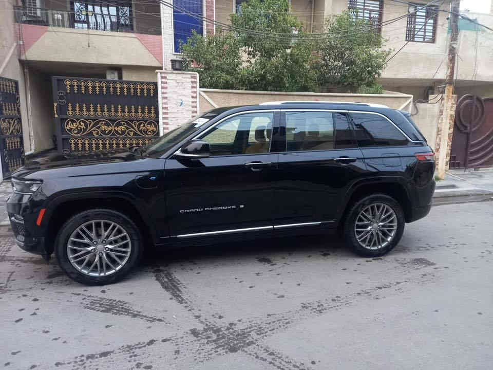 للبيع جيب هايبرد موديل 23سومت مصبغ حزام وتصليح  شاصي مقابل السايق  مكاني بغداد تواصل ع 
***********

سعر 258مرقم بسمي وبيها مجال 
ملاحظه /شوف كلشي بلمنشور من صور حادث وتصليح وسونر 
_______________________
‎المواصفات :🟪
‎دفع رباعي 4x4 . 
‎* نظام تعليق هوائي (جكات). 
‎* قيادة ذاتية عند المنعطفات. 
‎* رادار امامي مع مانع تصادم . 
‎* نظام الرؤية الليلية. 
‎* تحذير الخروج عن المسار . 
‎* مستشعر نوم السائق مع نظام التوقف الآلي 
‎* تحذير النقطة عمياء ⚠ .
‎* نظام تحذير عند التقاطعات. 
‎* نظام تحذير عند تجاوز السرعة المحددة. 
‎* نظام عرض المعلومات على الزجاج الامامي (HEAD UP DISPLAY) 
‎* نظام تقليل الضجيج داخل المقصورة. 
‎* إنارة محيطية. 
‎* شاحن موبايل وايرلس. 
‎* تعديل وضعيات مقود السائق كهربائيا. 
‎* مرايا تعتيم ذاتي. 
‎* المرايا الجانبية قابلة للطي كهربا
‎* نظام الصور من ماكنتوش  انج .
‎* سقف بانوراما .  
‎* شاشه كبيرة 10.1 انج . 
‎* شاشة للراكب الأمامي .
. 
‎* دخول ذكي. 
‎* بصمة على 5 ابواب للدخول الذكي. 
‎* تشغيل عن بعد .
‎* الصندوق الخلفيي كهربائي .
‎* فتح الصندوق الخلفي مع حركة القدم. .
‎* فرش المقصورة الداخلية من الجلد الطبيعي الفاخر .
‎* اضافات من الخشب الطبيعي للمقصورة الداخلية. 
‎* ذاكرة لحفظ وضعيات الجلوس للمقاعد الأمامية
‎* مساج للمقاعد الامامية .
‎* المقاعد الأمامية كهربائية .
‎* المقاعد الأمامية تبريد وتدفئة .
‎* المقاعد الخلفية تدفئة وتبريد .
‎* ستائر للشبابيك الخلفية. 
‎* انارة داخلية LED متعددة الالوان . 
‎* حساسات امامية وخلفية . 
‎* 5 راكب .
‎* مكيف خلفي مع وحدة تحكم منفصلة . 
‎* تدفئة مقود القيادة. 
‎* مانع تصادم خلفي .
‎* بلوتوث تلفون . 
‎* محدد سرعة . 
‎* نظام التشغيل والاطفاء الاوتوماتيكي .
‎* نظام بريك اوتماتيك
مكاني بغداد 
تواصل
***********
