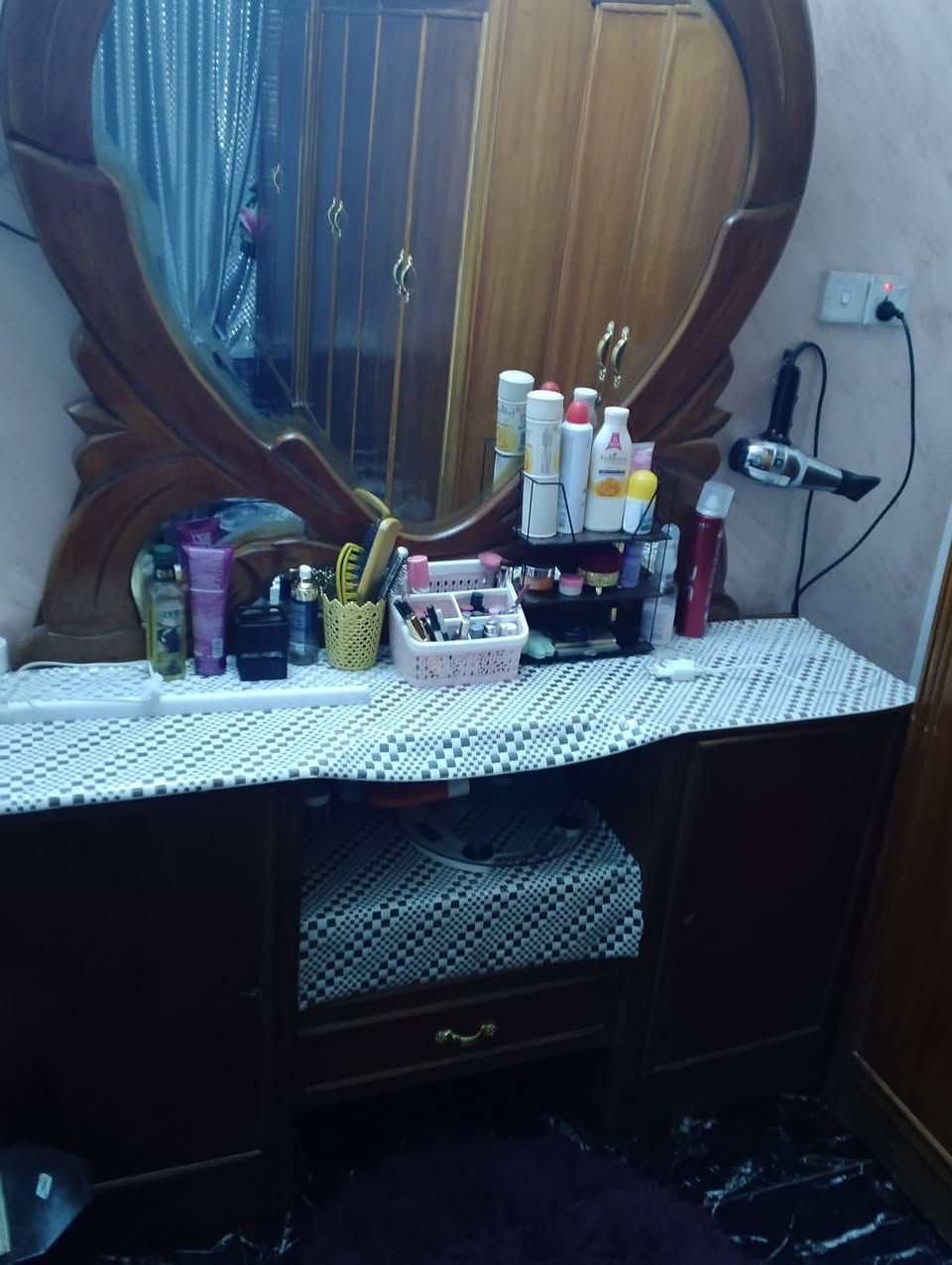 سلام عليكم
غرف نوم اخشاب للبيع 

جهازه ونضيفه

كنتور 6 بوب 

زاويه

ميز مرايه

ميز احذيه

جربايه نفرين

للستفسار /***********

واتساب فقط 

السعر/500
