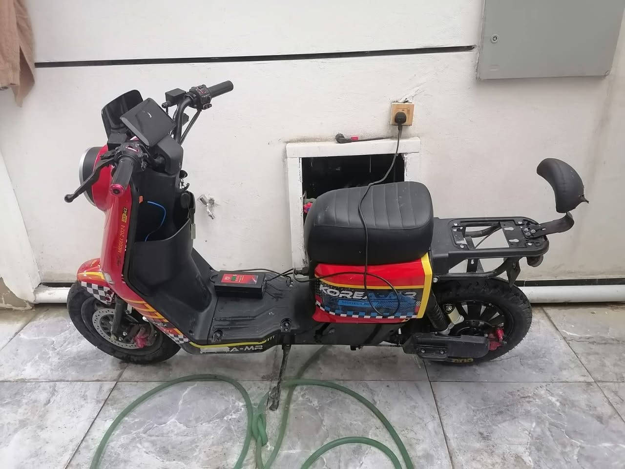 السلام عليكم R11
1-بطاريات 5 كبار دبل جدد
2-لايت عالي ناصي 
3-ملفه1500 
4- 4 كير
5-بلوتوث 
6-حساس بريك 
7-بريك خلفي امامي شغال 
8-بريك هيدروليك 
9-صندوك 
10-تشغيل عن بعد
11-قفل تاير 
12-آنذار سرقه عالي 
13-شاشه ايباد كبير
14-دسكات خلفي امامي جدد
15-بصمات1 وسويج1 وكارت شغالات
16- شاحنه اصليه
17- سرعته80حقيقي 
18- تمشي 35كيلو إلى 50كيلو متر 
دراجه جاهزه من كلشي ونضيف عله  ايدي دراجه ولله خسران بيه أخذته من الشركه 550  مكاني بغداد السعر (350)الف وبيه مجال شي بسيط الاتصال*********** و*********** اخوان مكلف بل النشر بيع مستعجل متوازي
