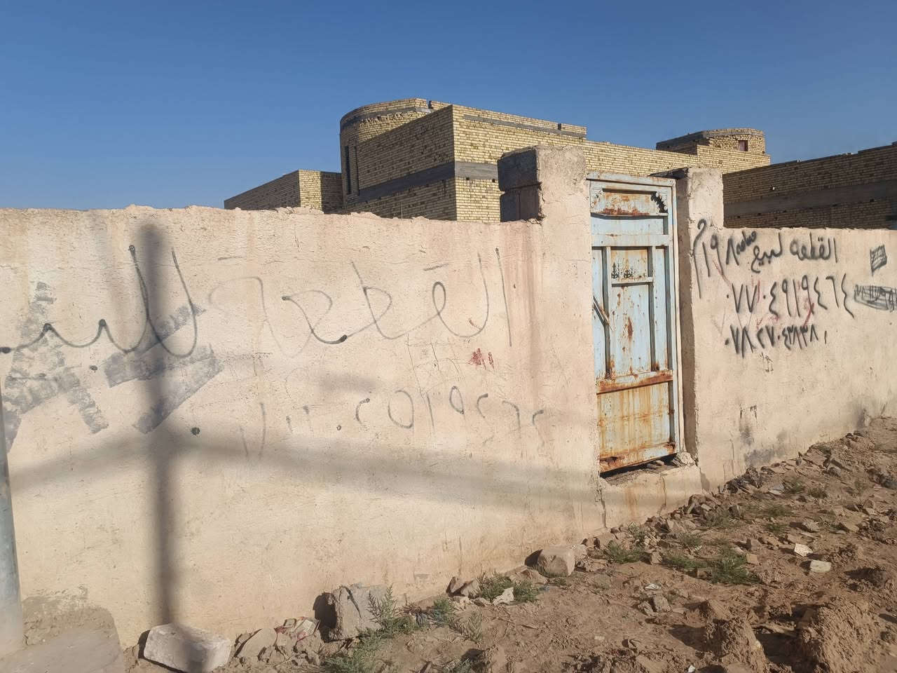 قطعة ارض زراعي المساحة ١٩٨ متر مقابل الملعب الجديد تبعد عن الشارع بني زيد ٥٠ متر فقط اي ثاني قطعة عن الشارع الرئيسي المنقطة مسكونة وكافة الخدمات كهرباء نت مولد حتى بالماء مشترك مع المنطقة عرض القطعة ١٤.٩٠ والطول ١٣.٣٠ 
الرقم للتواصل ***********

