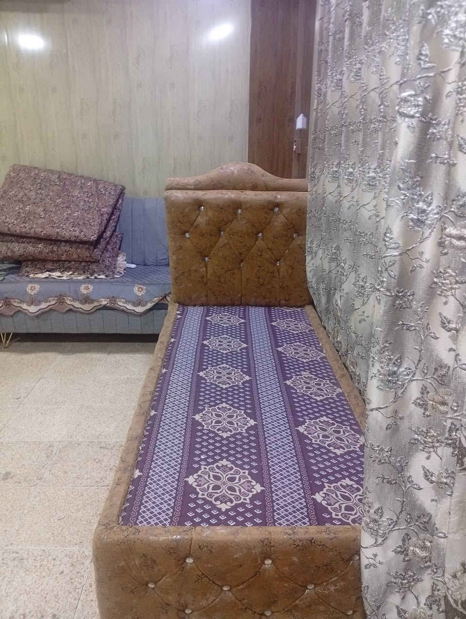 تخت للبيع نفر وحد 75 وبي مجال 
***********
