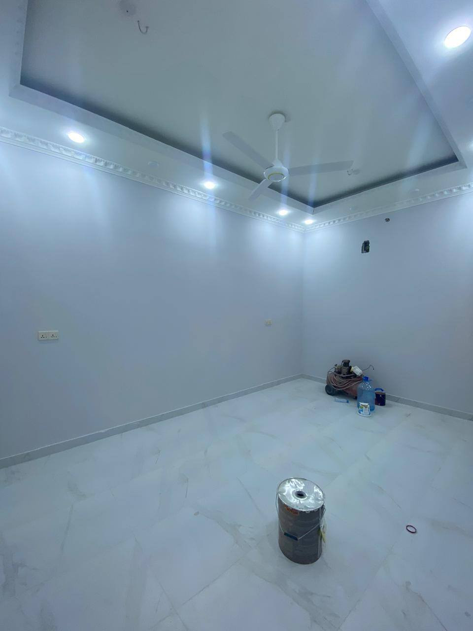 بيت الايجار حي صنعاء 
يحتوي على 4غرف منام وصاله واستقبال ومطبخ وصحيات 
جميع الغرف تحتوي على سبالت وكونتر مطبخ 
الايجار الشهري 1800$

عنوان المكتب 
شارع 14 تموز مقابل مطعم السوري 
***********_***********
