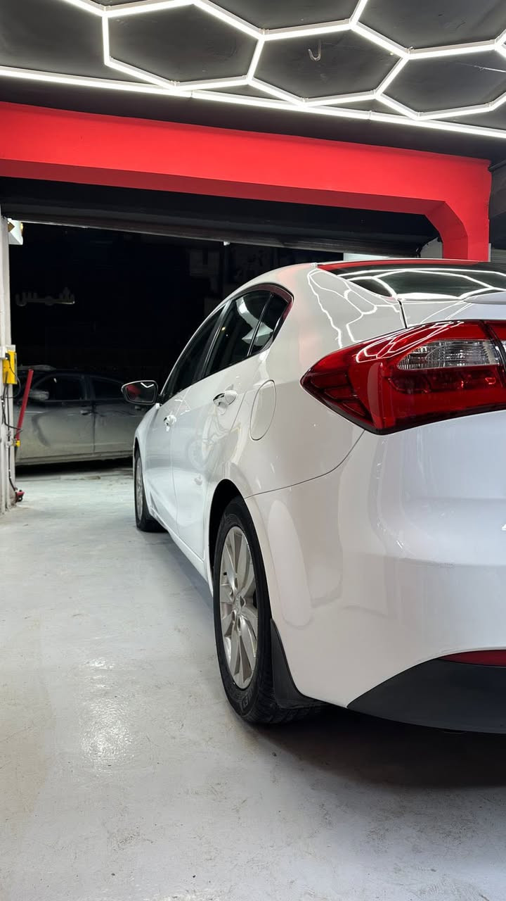 سلام عليكم فورتي خليجي للبيع سياره حلوه نضيفه ستخدام شخصي مكفوله من ضربه ول صبغ ول تبديل كريم مكينه مكفولات العنوان السيدية شارع التجاري  رقم الهاتف ***********احمد سعر السياره 125 وبيها مجال للطيبين
