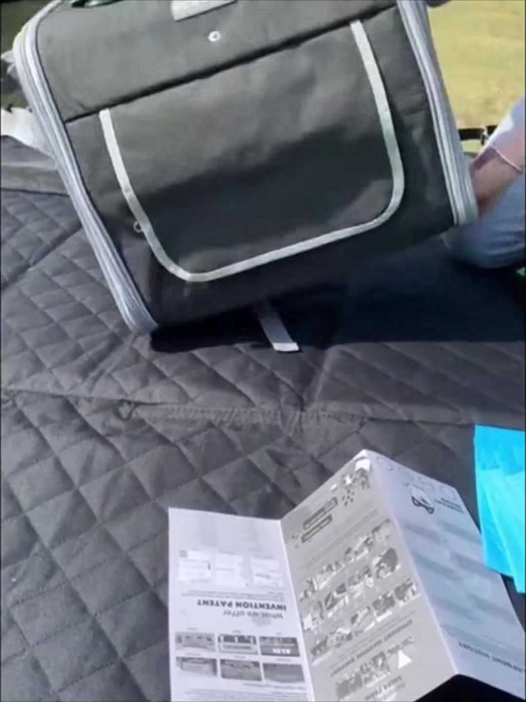 🎒 جنطة السفر الملكية للحيوانات الأليفة (البراند الأصلي PETFULED) 👑🐕🐈
​ 😉👇
​جايبين الكم اليوم لقطة الموسم.. جنطة ظهر (حقيبة سفر) من البراند العالمي المعروف PETFULED 🌍🔥 مو من هذا التجاري بسرعة تتلف وتخرب الرخيص  المتطشر بالسوق!
 👈هاي قطعة ثكيلة وخامتها متينة وتبيض الوجه وتتحمل كد وشغل. 🛡️💪
​🌟 ليش هاي الجنطة تختلف عن كل الموجود بالسوق؟
​تصميم ذكي (دبل توسعة): ⛺ الجنطة مو بس تشيلها على ظهرك! من تقعد بمكان أو بالسيارة، تنفتح من الخلف وتتحول إلى خيمة/قفص واسع ومريح ومضاعف المساحة حتى حيوانك الأليف ياخذ راحته وما يضوج.
​راحة ومواصفات طبية: 😾 الظهر والأكتاف مبطنة بأسفنج طبي ومريح جداً وياها مشابك تثبيت للصدر حتى ما تتعبك بالمشي والدرب.وتكد تثبتها على بايسكل دراجة امامك تربطها تثبتها بيها حمالات تثبت خاصة 
✅صناعة ​قطن وفرو داخلي دافي: 🐾 وياها قاعدة داخلية مبطنة بفرو ناعم ودافي (منقش ونظيف) قابلة للإزالة والغسل بسهولة.
✅​تهوية فول (360 درجة): 🌬️ الشبك مالتها من النوع المتين المقاوم للخدش والمخالب (Anti-scratch)، 
يعني 🐈‍⬛🐿🦆حيوانك يتنفس براحته وأنت مطمن.
✅​أمان عالي: 🔒 السحابات مزدوجة وأصلية وبقفل أمان مستحيل الحيوان يقدر يفتحها من الداخل وينهزم.
👈​📐 التفاصيل الفنية:
​البراند: PETFULED (أصلي 100% مع الشعار المعدني).
 نخب أول (تصدير مواصفات عالمية).
​الحجم: تشيل وتتحمل بكل راحة لحد وزن 8 إلى 10 كغم.
​💰 السعر 35 الف توصيل مجاني لباب بيتك لجميع المحافظات


**إذا كنت صاحب هذا الإعلان وتريد حذفه لأي سبب، رجاءا أرسل رسالة إلى الدعم الفني**