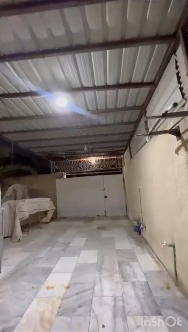 السلام عليكم 
دار للبيع في دور الصحة على شارع ١٠ متر  المساحة ٢٤٥ متر طابو ملك صرف بأسم عراقي بناء درجة اولى 
يتكون من طابقين وكراج وحديقة صغيرة 
الطابق الاول يحتوي على غرف نوم عدد ٢ وصالة وديوانية ومطبخ وصحيات عدد ٢ مع مخزن 
الطابق الثاني غرف نوم عدد ٤ وصحيات عدد ٢ ومطبخ وصالة 
السعر ٦٥٠ مليون وقابل للتفاوض
للاستفسار ***********
