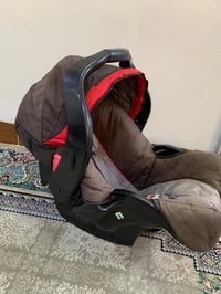 كرسي سيارة أطفال • من الولادة لحد ٢ سنة • قابل يتحول لسرير