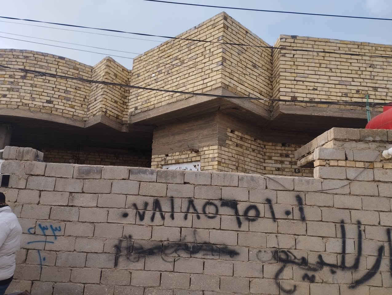 السلام عليكم بعد اذن الادمن دار زراعي للبيع المساحه ٢٠٠م تفاصيل الدار غرفتين نوم وصاله ومطبخ واستقبال ومجمع صحيات خارجية مع حديقه اماميه وخلفية البناء حديث عام ٢٠٢٣المنطقه كاملة الخدمات ماء كهرباء مولده مجاري تبليط العنوان الأمين الاولى خلف محطة وقود الشموس شارع سيراميك العيساوي الفرع ٧٤ البيت الثاني للاستفسار عن الدار الاتصال على الرقم (***********) علما الدار للبيع فقط
