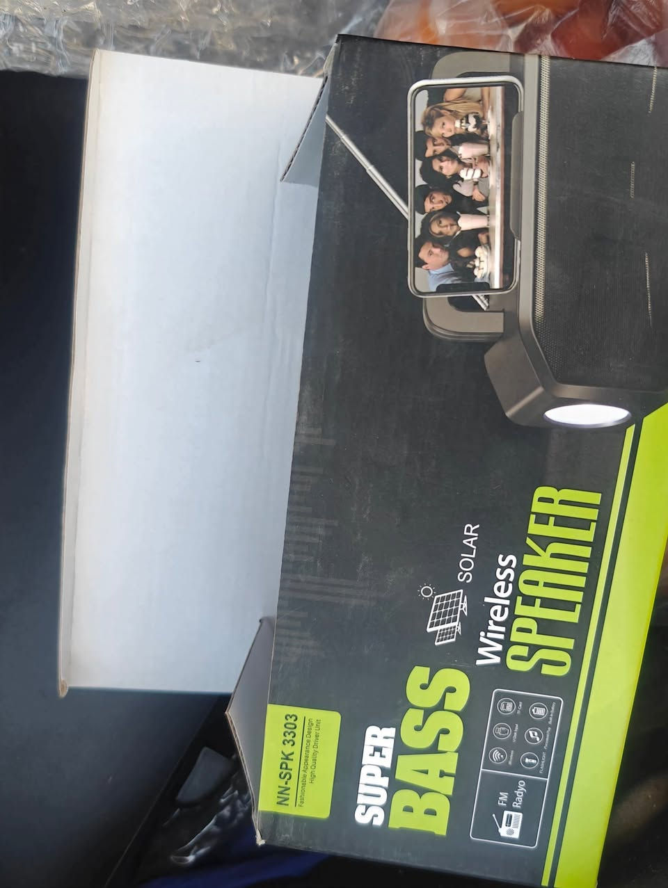 هذا الجهاز هو مكبر صوت لاسلكي محمول (Bluetooth Speaker) متعدد الاستخدامات، موديل NN-SPK 3303، يتميز بقدرته على العمل بالطاقة الشمسية. 
المواصفات والمميزات الرئيسية:
خيارات التشغيل: يدعم الاتصال اللاسلكي عبر البلوتوث، بالإضافة إلى راديو FM، ومدخل USB، ومنفذ لبطاقة الذاكرة TF Card، ومدخل Aux.
نظام الطاقة: يحتوي على لوحة طاقة شمسية مدمجة للشحن في الأماكن الخارجية، كما يمكن شحنه عبر منفذ كهربائي تقليدي.
وظائف إضافية: مزود بمقبض للحمل، وهوائي (Antenna) لتحسين استقبال الراديو، وكشاف LED جانبي للإضاءة في حالات الطوارئ أو التخييم.
جودة الصوت: يروج له كجهاز ذو صوت جهير قوي (Super Bass).
سعة البطارية: تتراوح عادةً بين 1200 إلى 1500 مللي أمبير (mAh) 
نوع البطارية: بطارية ليثيوم أيون (Lithium-ion) قابلة لإعادة الشحن
للاستفسار عن السعر والتفاصيل علق بكلمة تم يأتيك الرد على الخاص


**إذا كنت صاحب هذا الإعلان وتريد حذفه لأي سبب، رجاءا أرسل رسالة إلى الدعم الفني**