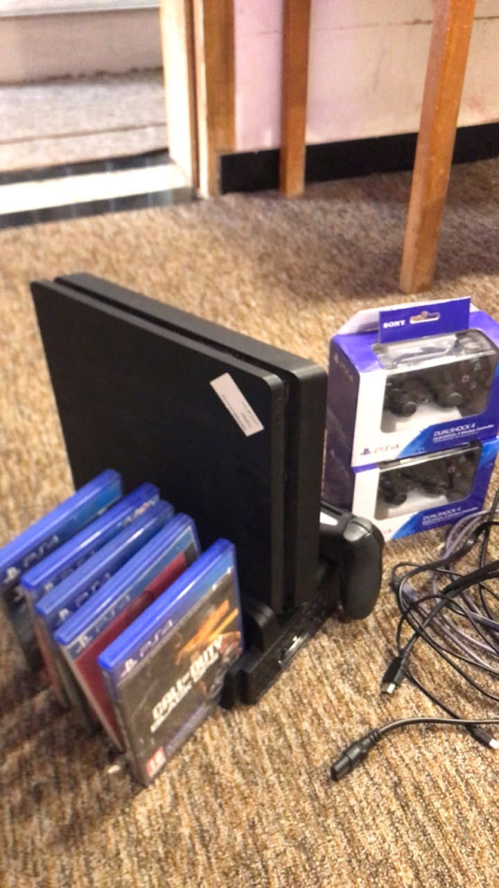 السلام عليكم بلي فور اخو الجديد مصار شهرين من اخذته مال بيت كامل ملحقاته ويا اقراص عدد ٥ براد وشاحن بنفس الوقت يدات عدد ٤ ثنين بل كارتون مامستغدمات رايده مراوس بدراجه كون نظيفه متواجد ع فيس *********** وات ساب سكن بغداد الشرطه الرابعه
