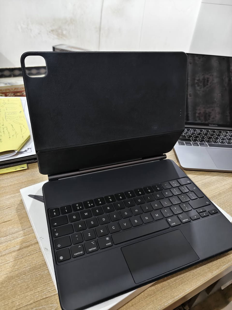 السلام عليكم ابل ماجك كيبورد للايباد 12.9 اصلي وكاله جدا نضيف يحولك الايباد الى ماك فد شي كلش مرتب سعره بل سوك بحدود 400 الى 450 الجديد هذا عارضه 175الف قفل قفل بسعر قلم ابل مكاني ناصريه وتوصيل موجود ان شاء الله ***********
