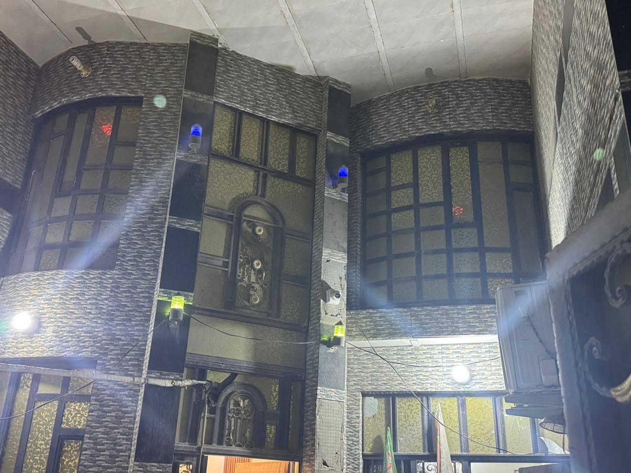 بسم الله
بيت ١٢٠ متر  ابو رمانه خلف مركز الشرطة مباشرتاً  اول فرع بناء حديث مواد كله اصلي .
قاطين كامل وجاهز من كلشي . عكادة بورسلاين .
القاط الأول :
غرفة كبيرة .. استقبال .. مطبخ .. حمام داخلي و خارجي .. صالة مفتوحة ..
القاط الثاني غرفتين كبار و صحيات و منور 
الاتصال : 
***********
***********
