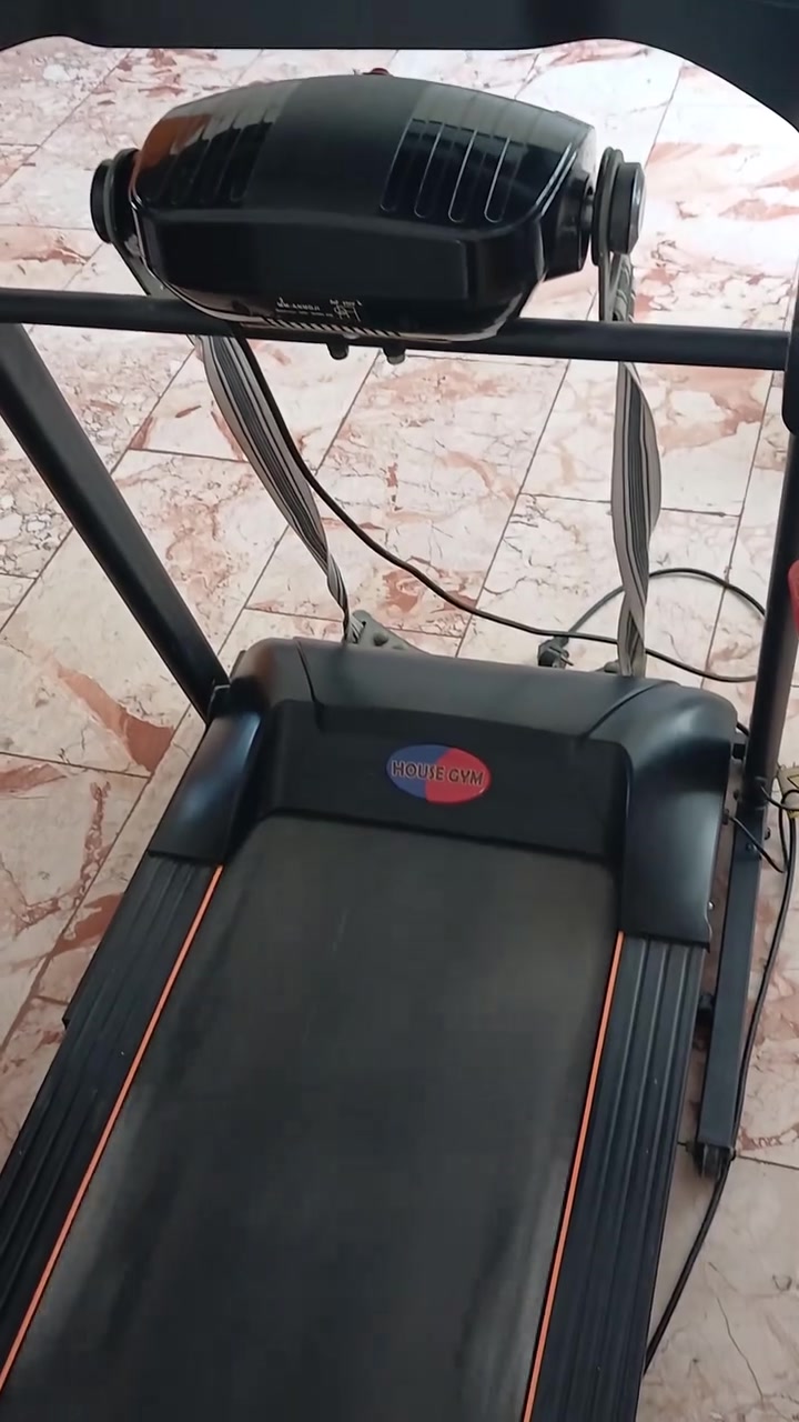 السلام عليكم ورحمة الله وبركاتة جهاز جري نظيف  مستعمل قليل جدا يحتوي على جهاز تكسير الدهون مدمج مع الجهاز يتحمل وزن 180 كيلو السعر 250 الف العنوان  بغداد/الدورة/ حي الصحة / ***********
