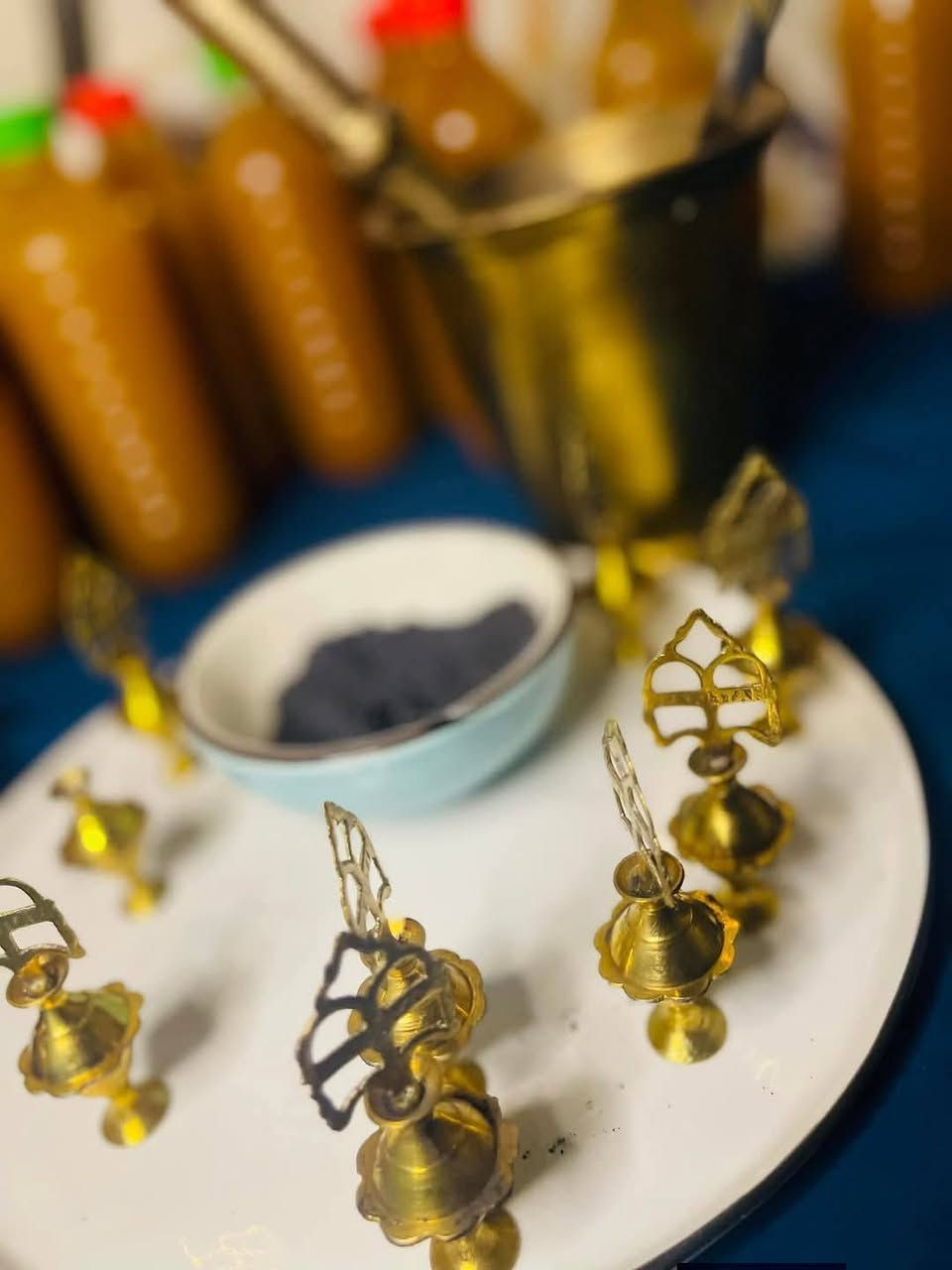 قال رسول عليه افضل الصلاة والسلام ( عَلَيْكُم بِالإِثْمِد فَإِنَّهُ مَنْبَتَةٌ للشَّعْرِ ، مَذْهَبَةٌ للقَذَى ، مَصْفَاةٌ لِلْبَصَرِ ) .
✅️ من أجواد أنواع الكحل مستخرج من حجارة الأصفهان 🖤
✅️ لونه أسود 🖤
✅️ هذا النوع من الحجر يوجد في المغرب واليمن ( الشام لون الحجر أحمر اللون🖤 ) 
✅️ فوائد كحل الاثمد :- 
1️⃣ التخلص من مشكلة ضعف النظر👁️ 
2️⃣ زيادة طول الرموش وكثافتها 👁️
3️⃣ يعالج إلتهاب العيون 👁️
4️⃣ يعالج حساسية العين من الالتهابات 👁️
5️⃣ التخلص من حالة الاحتقان المرضية للعين 👁️
6️⃣ معالجة جروح العين 👁️
7️⃣ زيادة جمال العين👁️

كحل الإثمد للتجميل... 
=====================================

العنوان بغداد توصيل موجود بغداد ومحفظات الاحجز وتساب 
‎‏‎***********
