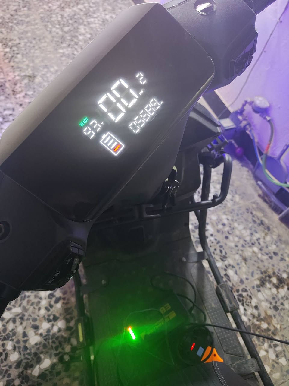 سلام عليكم دراجة شحن يمكن نقصه بس باتريات ما متأكد منه دراجه جديده زيرو بس تركته وصار هيج سعر المطلوب500 وبي مجال للشراي

***********
