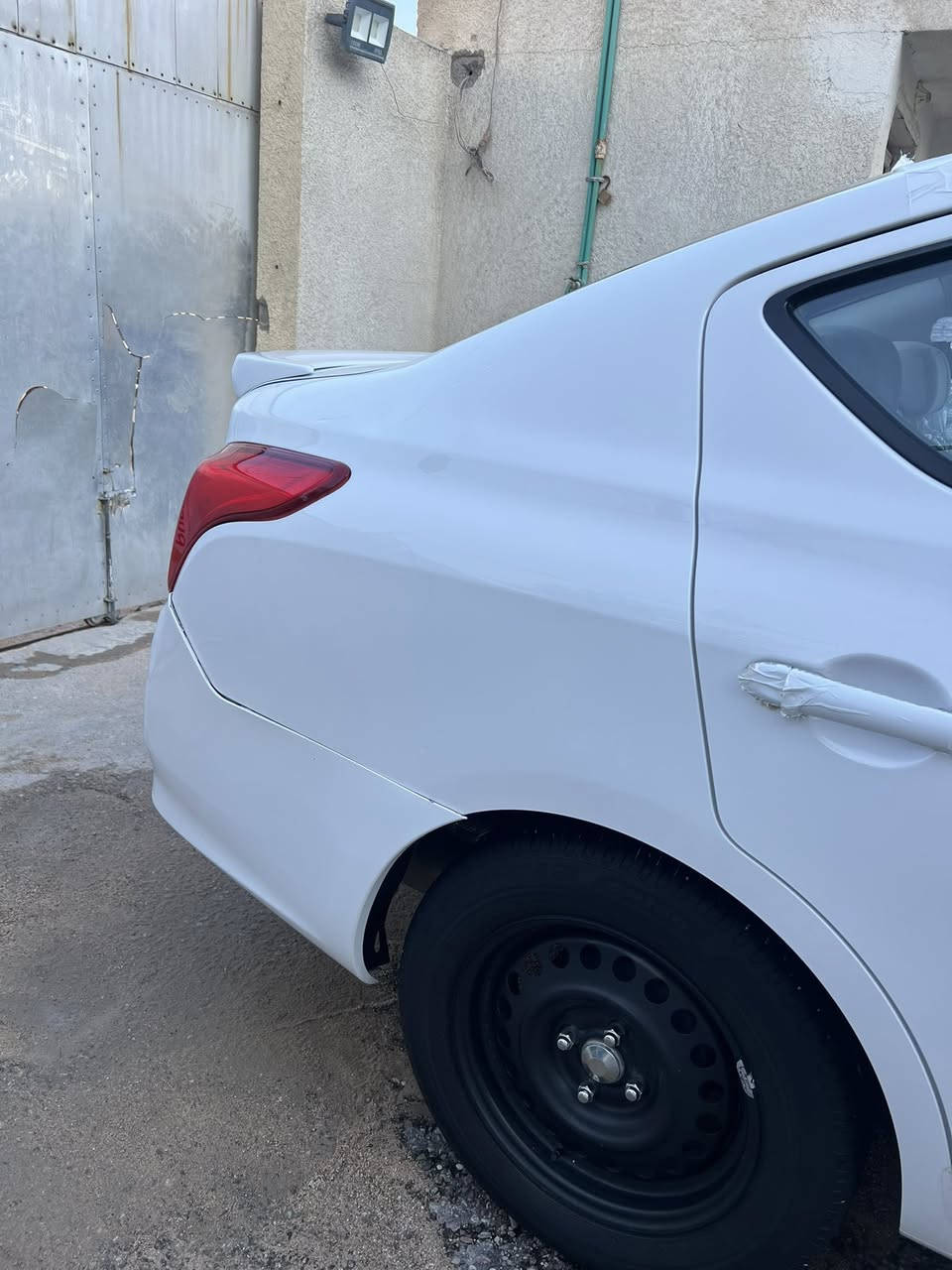 سلام عليكم
نيسان صني للبيع او مراوس مديل 24 شباج  جديد

ماشيه 31 الف سياره جديده وجاهزه من كلشي

صار بيها طخه خفيفه من وره وضاله ع وضعها

ام بليته زركه سعر 123 وبيها مجال قليل

اتصال ***********
