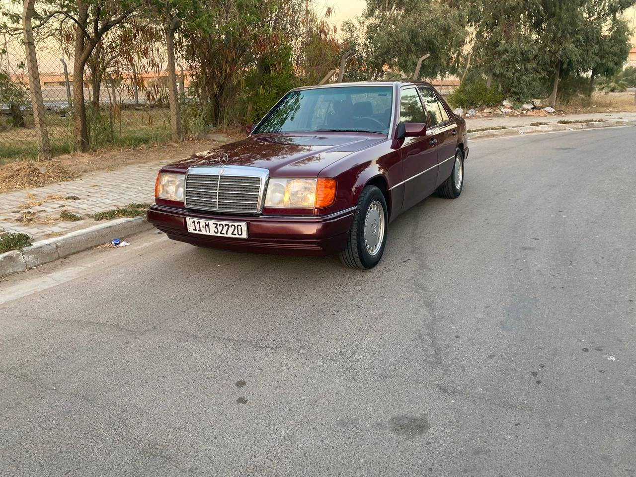 مارسيدس دب موديل 1991
 مكينه 320 خراطيم 
منضومه تبريد جديده 
صدر امامي خلفي تخم تاير جديد
رقم بغداد بسمي
صبغ عام قاعدة دبل السايق معمره 
بيه جاملغ خلفي ايسر بي تصليح فقط
السعر 72 
مكان السياره بغداد الجديده
اتواصل 
***********
