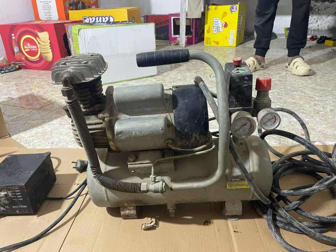 السلام عليكم كمبريسر هواء مع صونده 8 متر اصلي سعودي السعر 70 الف العنوان بصره حي  تواصل ***********
