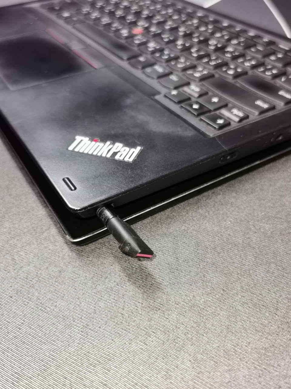 ​💻 للبيع: لابتوب Lenovo ThinkPad L380 Yoga (متحول 2 في 1) بحالة ممتازة
جهاز عملي وقوي جداً يجمع بين أداء اللابتوب وسلاسة التابلت، مناسب جداً للطلاب، المهندسين، والمبرمجين بفضل شاشته التي تدعم اللمس والقلم الذكي المرفق.
​🔍 المواصفات التقنية (Specs):
​المعالج (Processor): Intel® Core™ i5-8250U (الجيل الثامن) بسرعة تصل إلى 1.80 GHz.
​الذاكرة العشوائية (RAM): 8 GB DDR4.
​الهارد (Storage): سريعة جداً من نوع SSD بحجم 238 GB (Toshiba M.2 NVMe) لضمان إقلاع النظام والبرامج في ثوانٍ معدودة.
​كرت الشاشة (Graphics): Intel® UHD Graphics 620.
​الشاشة (Display): شاشة باللمس (Touch Screen) تدعم حتى 10 نقاط لمس مستمرة، بدقة ممتازة.
​المميزات الإضافية:
​تصميم متحول (Yoga) يمكن قلبه بزاوية 360 درجة لاستخدامه كجهاز لوحي (Tablet).
​يحتوي على القلم الذكي الأصلي المرفق (Stylus Pen) مدمج داخل جسم اللابتوب للكتابة والرسم الرقمي.
​كيبورد مريح جداً يدعم اللغتين العربية والإنجليزية مع النقطة الحمراء الشهيرة (TrackPoint) لسلسلة ThinkPad.
​🔹 حالة الجهاز:
​مستعمل بحالة جيدة جداً ونظيف تماماً.
​جميع الأجزاء واللمس والقلم يعملون بكفاءة 100%.
​💰 السعر:
​السعر المطلوب: 300 الف


**إذا كنت صاحب هذا الإعلان وتريد حذفه لأي سبب، رجاءا أرسل رسالة إلى الدعم الفني**