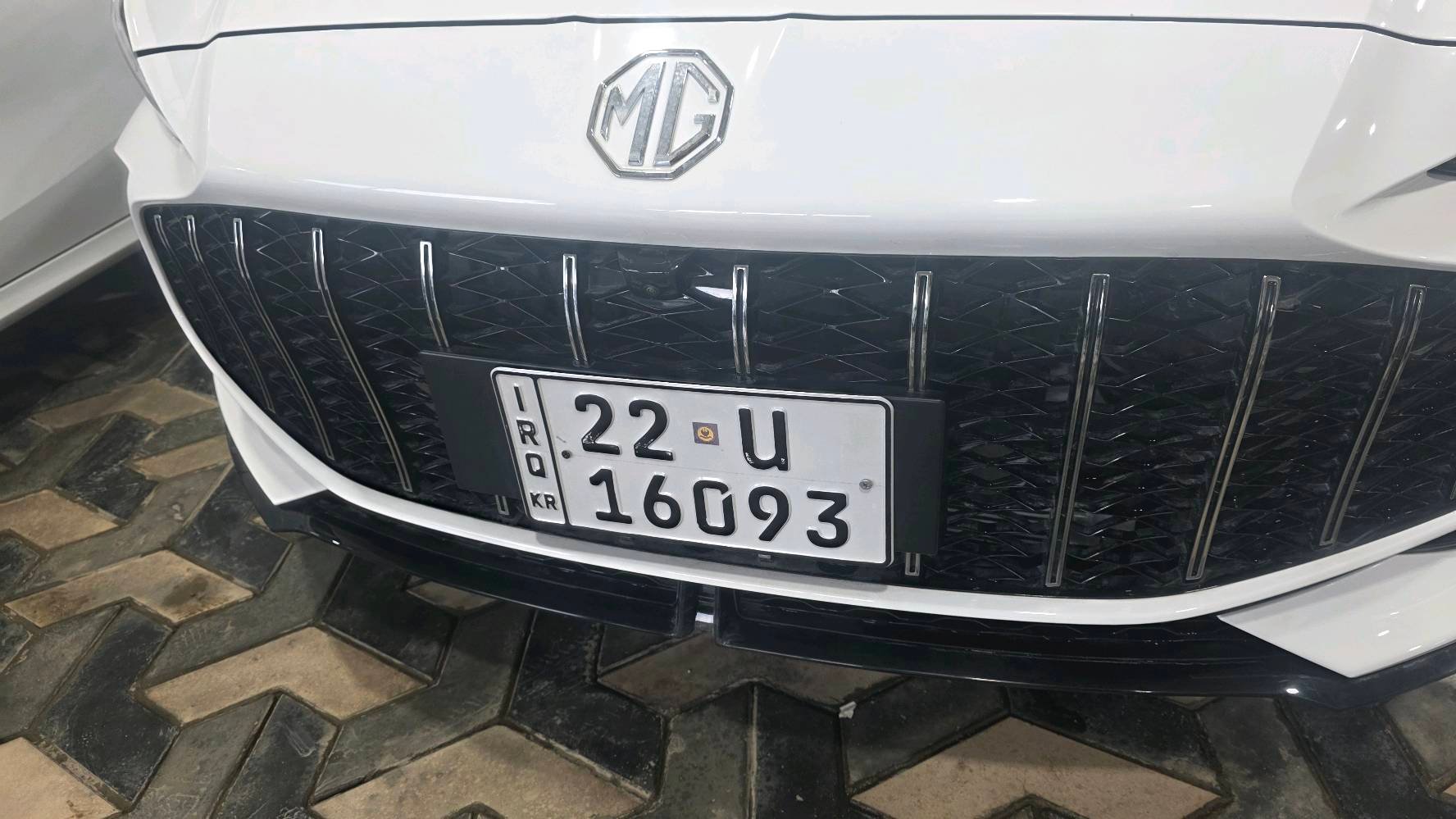 سيارة MG موديل حديث مع غطاء مقاعد VIP، السيارة بحالة نظيفة جداً ومظهر عصري. الداخلية مريحة والأغطية تحافظ على نظافتها. التصميم الخارجي أنيق ويتميز باللون الأبيض النقي. السيارة توفر قيادة سلسة ومريحة، مناسبة لمن يبحث عن الفخامة والأناقة اليومية.