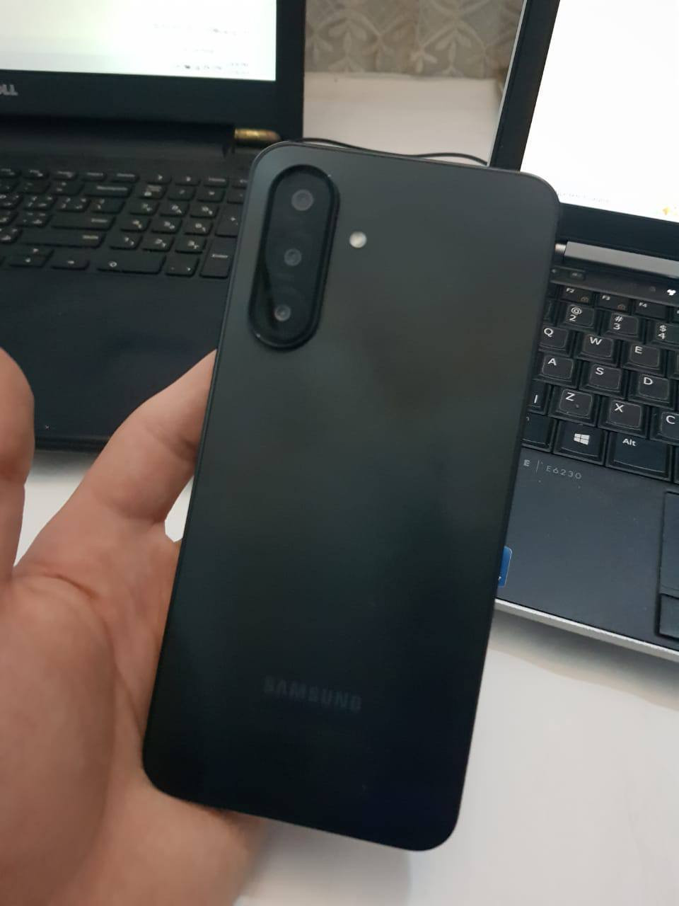 متوفر جهاز سامسونك A17
📱 الموديل: Samsung Galaxy A17 (SM-A175F/DS)
المعالج Mediatek Helio G99
معالج رسومي Mali-G57 MC2 .
النانو 6
التحديث 16 ومتوفر 5 سنوات للامام من تحديثات
💾 الذاكرة: 6+4 جيجا رام
📦 التخزين: 128 GB
📸 الكاميرا الخلفية: رباعية العدسة (50 MP + عدسات إضافية)
📸 الكاميرا الأمامية: 13 MP 
🎞 معدل تحديث شاشه 90هرتز 
📱 الشاشة: 6.6-إنش PLS LCD بدقة FHD+
🔋 البطارية: 5000 mAh
⚡ الشحن: شحن سريع 25واط 
📶 الشريحـتان: يدعم شريحتي اتصال (Dual SIM)
📱 النظام: Android + واجهة One UI
🎨 اللون: أسود (Black)
📦 الحالة: (جديد مستعمل بحالة ممتازة جدا) 
📍 الموقع: ناحية بعشيقة 
السعر؛ 215 بيه مجال للطيبين
الرقم: *********** وشكرا
