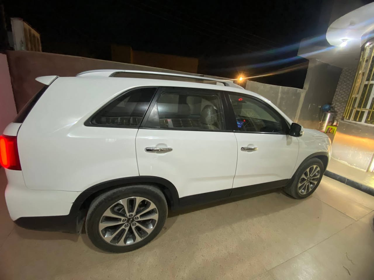 السلام عليكم
سورنتو 2014 خليجي  V 6 

ماشية 139  
رقم بغداد بأسمي فول السياره ١/١
مواصفات
بانوراما 
بصمة تشغيل 
بصمة ابواب

كراسي جلد كرسي السائق كهربائي
تبريد 3 قطع 
انارة داخليه ابلاد
اشاير ترحيب

منظومة زنون عالي ناصي 

وباقي المواصفات المعروفة (فول مواصفات) 

خشم البنيد فقط صبغ كد الشبر 

مكاني الناصرية سونار موجود 

السعر 185 $ وبيها مجال قليل جدا  حك الجيه 

***********
