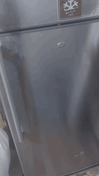 ثلاجه للبيع جديده شغاله وخير من الله بس حتاجيت واريد ابيعه والله ماخذه اب 700 الف الحجم الكبير ورايده اب 500 او 50 رقمي وتساب ***********
