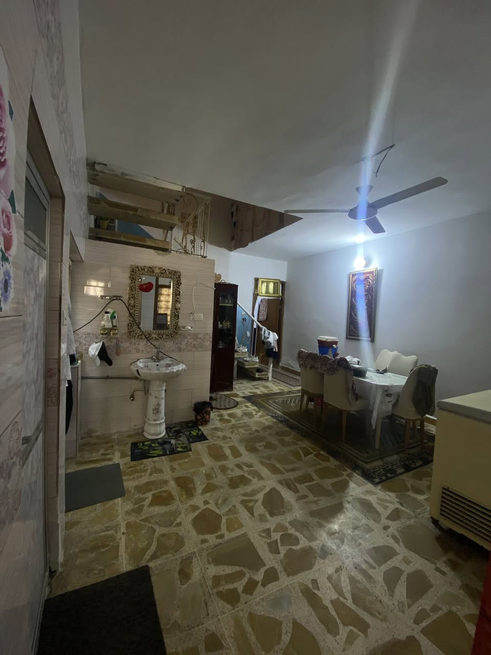 السلام عليكم بيت مساحه 150م طابو ملك صرف البيت كامل ناقصه بس واجهيه طابقين الطابق الاول غرفه نوم استقبال مطبخ صاله جلوس وصحيات الطابق الثاني غرفتين نوم وصحيات 
سعر 220 العنوان الشعب المثلث
للاستفسار ***********
