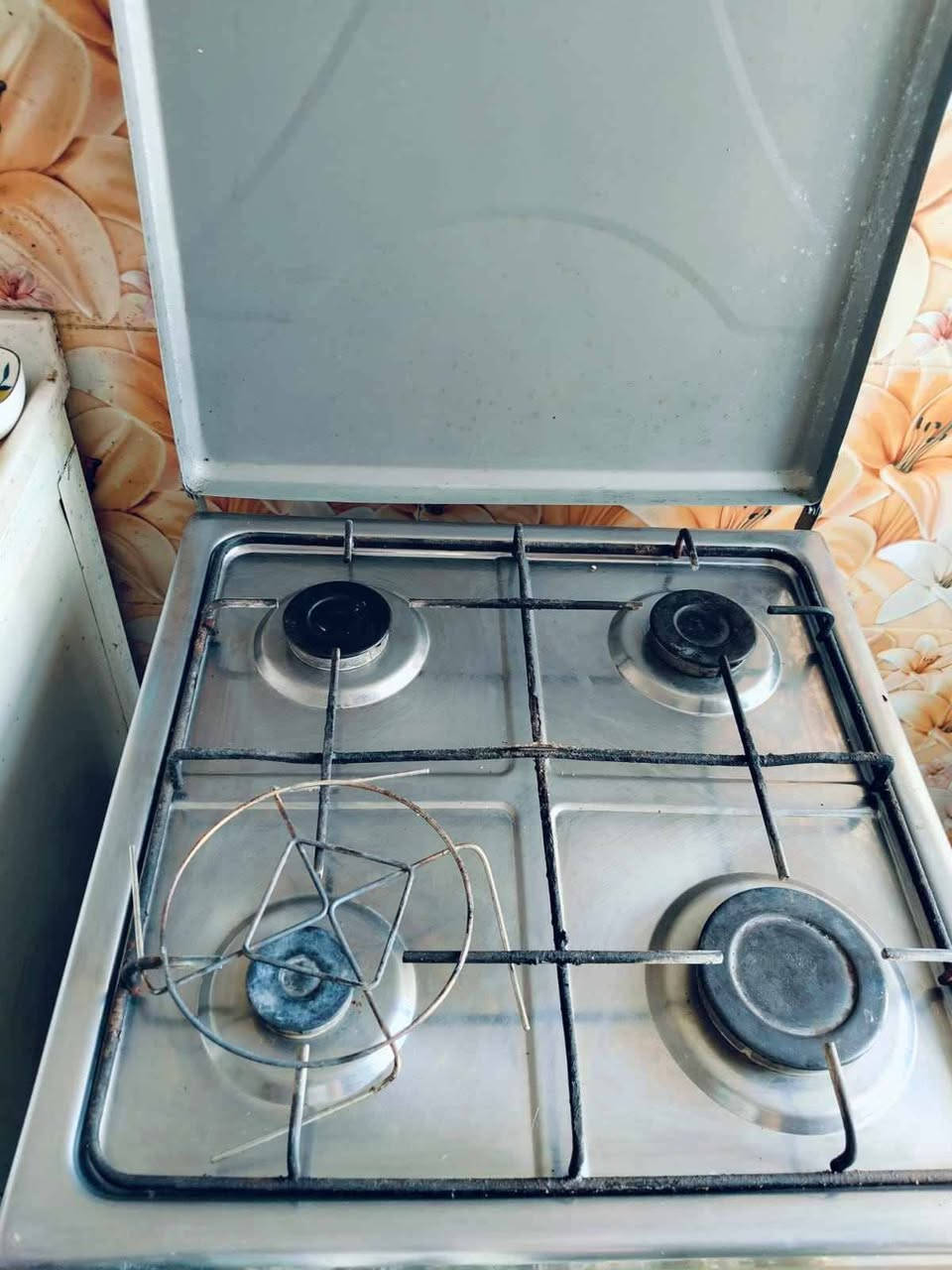 طباخ غاز مع فرن للبيع مستخدم شغال نضيف مكانة نجف كوفه براكيه قرب سيطره معمل السمنت(شارع المعمل) لمعرفة المزيد عنه يرجى تواصل معي على الرقم التالي *********** فيه واتساب للمراسلة 
او على رقم تالي إتصال *********** النجف, العراق

