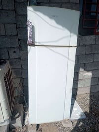 ثلاجه للبيع السعر ٧٥  07717018907