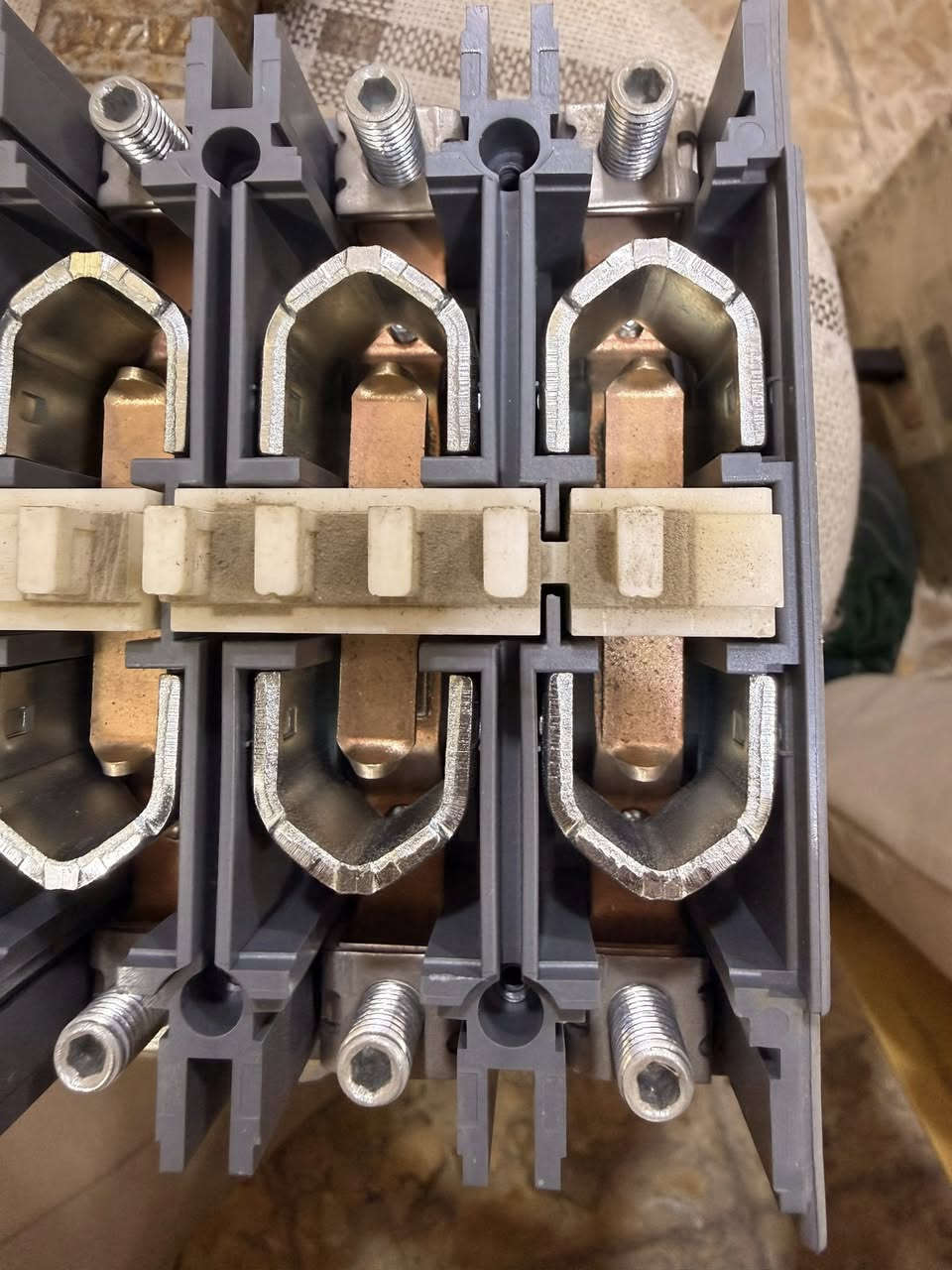 السلام عليكم يتوفر كونتكتر ABB  اصلي باله 145A/160 A  أتواصل ع رقم واتساب ‭٠٧٧٧ ٠٣٥ ٢٢٨٩‬
