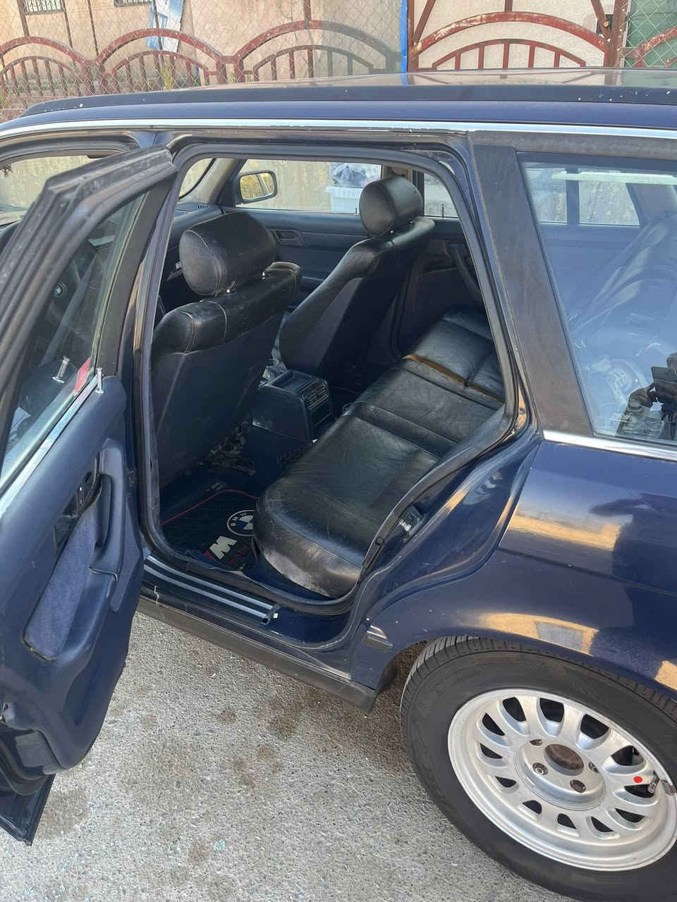كير  عادي سلام عليكم حبايب قلبي قبل كلشي اقرى للاخير واسف الى اطاله ماحب اطرح العالم ازواجه وضحك عليهم وكلشي بي اكلك سيارتي  موديل ١٩٩٤ لحد الان ٣ اشخاص مشترينه يعني سياره بيد ٣ اشخاص محرك سمس يابني. ويرات گير شرط محرك بي صوط فيلس هاي عامتن مابي صوت بگن تبريد ثلج تدفئه شغال  كهربائيات كلهن شغال سياره يحتاج مصرف داخلي فد ٢٠٠$ هاي صراحه او يحتاج تحويل وها مكمل معاملتة تحويل او سياره مروجه وكامل اوراقه يمي حته عقد تحويل مسوي جاهز وصاحب سياره موجود يحول تحويل يكلفك ٥٠٠الف اقل هم الله شاهد ورسوله سياره فار عكه مكه بيه مموكفني رايح كربلاء مكان السياره كركوك سياره ماكلك نضيفه يعني كلش زينه 
سعره 
٥٠ ورقه بي  مجال محرك ٥٢٠ ستيشن 
كلشش اعتذر على اطاله لكن وضحت كلشي بما يكفي 
وهاذه رقم تلفوني ***********
