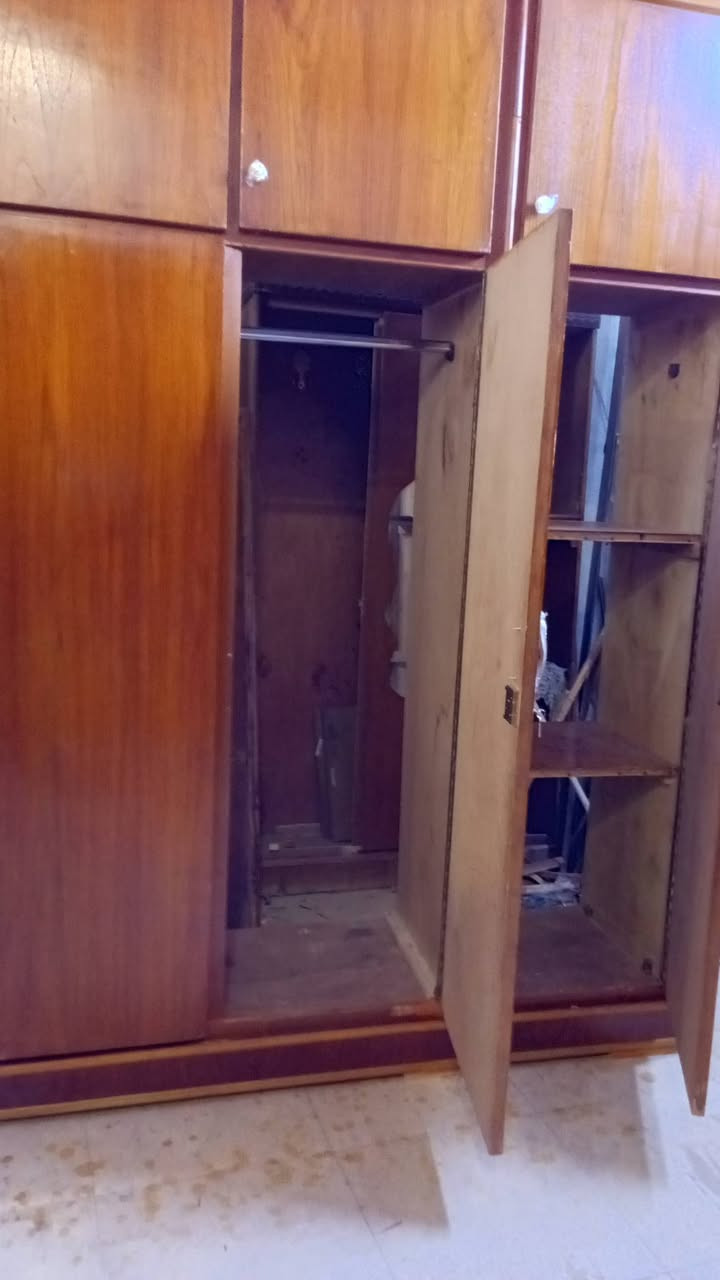 سلام عليكم كنتور 4طابقين حطاطة فول نضافه السعر 300 المكان رمادي الملعب سوك سلاله ***********
