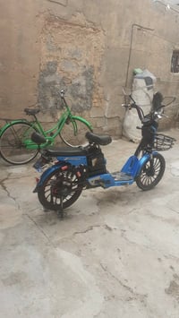 للبيع الازرق ٣٥٠ الاخضر ٩٠ الاتصال بل رقم 07804308629