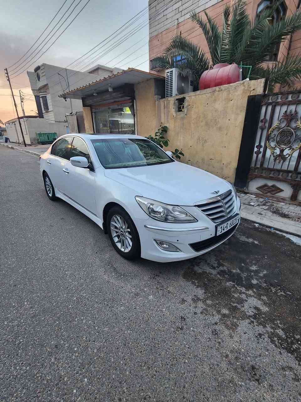 السلام عليكم جينيسس 2014خليجي سته سلندر بيها ضربه خفيفه بالجاملغ الخلفي وبيه رشات صبغ محرك كير كفاله حداديه جديده تخم تاير جديد السياره رقم بصره انكليزي باسمي  بيع او مراوس السعر 98 مجال كلش قليل ***********
