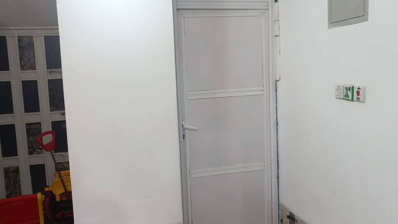 دار سكن مساحه 250 متر في حي الحكيم شارع افران الهادي يتكون من غرف نوم عدد 2 صاله مطبخ استقبال صحيات  بناء طابوك كهرباء ثريفيز ماء ثلاث خطوط للاستفسار والسعر خاص او الاتصال ع الرقم *********** 📞
