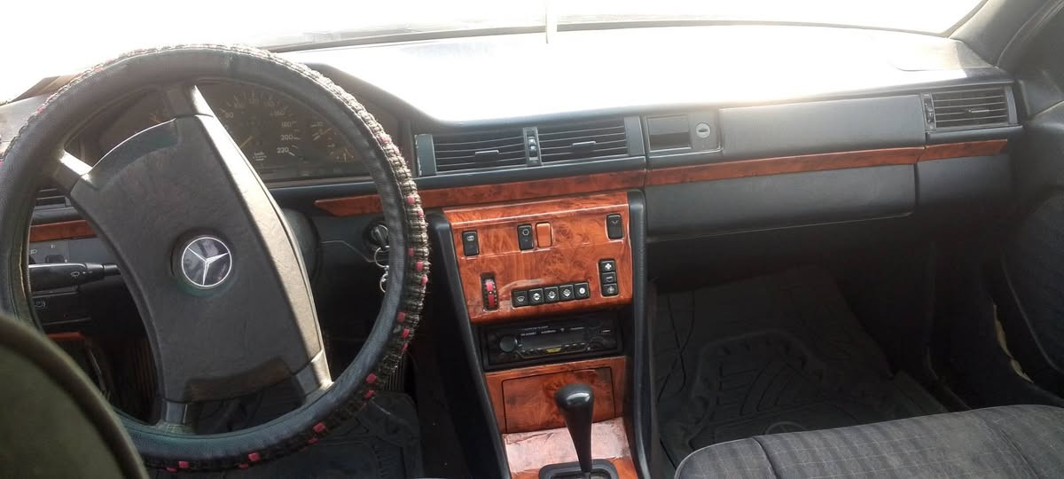 السلام عليكم مارسدس دب بلادي كير ومحرك بلباكيت كهربائيات كلها شغاله صدر امامي خلفي  جديد كابون بنزين كهربائياتها كلها شغاله سياره ماتصرف عليها دينار رقم نينوى شرط الوكاله والتحويل ايمت متريد كير توماتيك طخم تاير جديد كل شي شغال بيها الرقم ***********. السعر 33وبيها مجال
