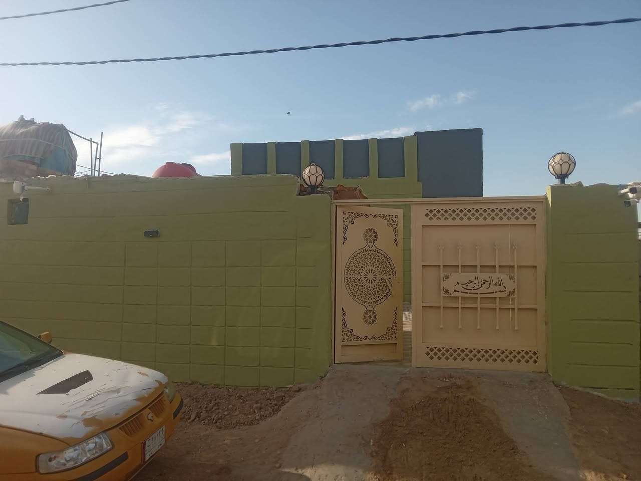 سلام عليكم بيت البيع بحي منصور   مساحه ٢٠٠ م   ألبيت طابو زراعي سند 25 *********** البيت نضيف سعره ٣٥ قفل

