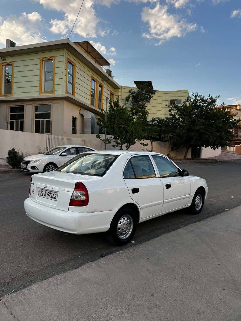 هۆندای فێرنا  2009 hyundai verna 
گێڕو مەکینە مەزبوتە  بە شەرت
تەبرید ساردو و گەرم ئیشەکات 
هەموو گیانی لەسەی دەقی شەریکە ماوە لۆک لۆکە 
تەنیا 220 هەزار ڕۆشتوە
دەعم و لێدرای نیە 
تەنها 3 پارچەو پەڵەیەکی بۆیاغە
ڕەسمی سۆنەرەکەشی دانراوە
سەنەوی و مۆدێرنی بە سەر نەچوە
شوێنی سەیارەکە سلێمانی
نرخی 68گەڵاو مەجالێ کەمە  
ژمارەی خاوەنی *********** السليمانية, العراق
