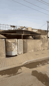 السلام عليكم بيت البيع المحموديه الحسينيه قرب محطة وقود المحموديه الحكوميه البانزخانه،، 200م وجهيه 10ونزال 20،،،،ثلاث غرف نوم واستقبال ومطبخ،و غرفه فوك السعر 185،،، هاتف ***********
