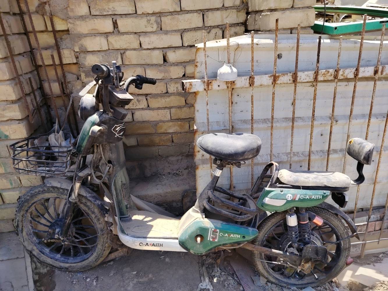 دراجه حجم 20 ضربه بدون دواخل فقط ماشه السعر 200 وبيه مجال سرعه 60 ب العنوان بغداد الغزاليه ومراوس حسب القناعه وبطاريه وشاحنه بلادي
 ومفاتيح موجوده قفل الدسكات والتشغيل و السرج
