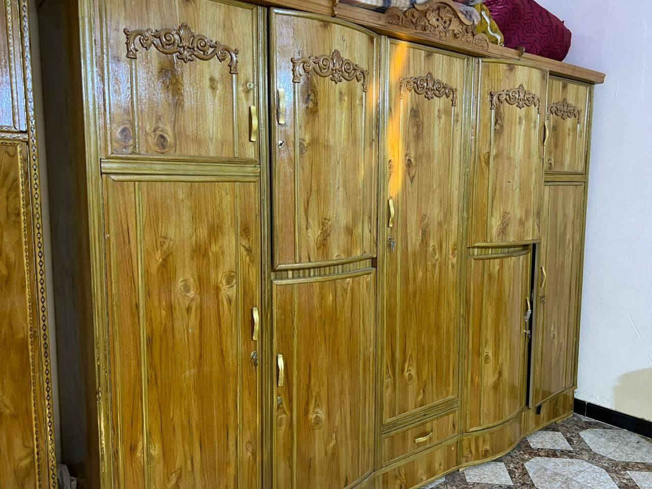 غرفة نوم كامله جديدة للبيع الكنتور ٥بوب وزاوية ملابس وكومديات عدد ٢ وسرير وميز تواليت وطابورية بسعر مناسب جدا للاستفسار الاتصال على الرقم ***********
