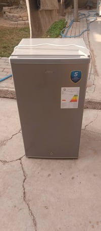 ثلاجه جديده مستعمله قليل  للبيع سعر 125 او بيها مجال  07719540746