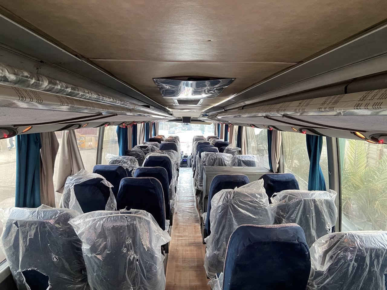 بسم الله الرحمن الرحيم 
السلام عليكم 
باص ام سيوف حجم 17 
موديل أصل2005 ومرقم 2014 واقع حال
تبريد أبو الزعانف 
مكينه 8  كير عادي
مفتوح 6 ويلات
تخم تاير 
السياره جاهزه
دوشمه جديده 
موقع السياره بغداد 
ترهم مراوس سياره صغيره وفرق 💵
للاستفسار علا رقم:***********
***********
