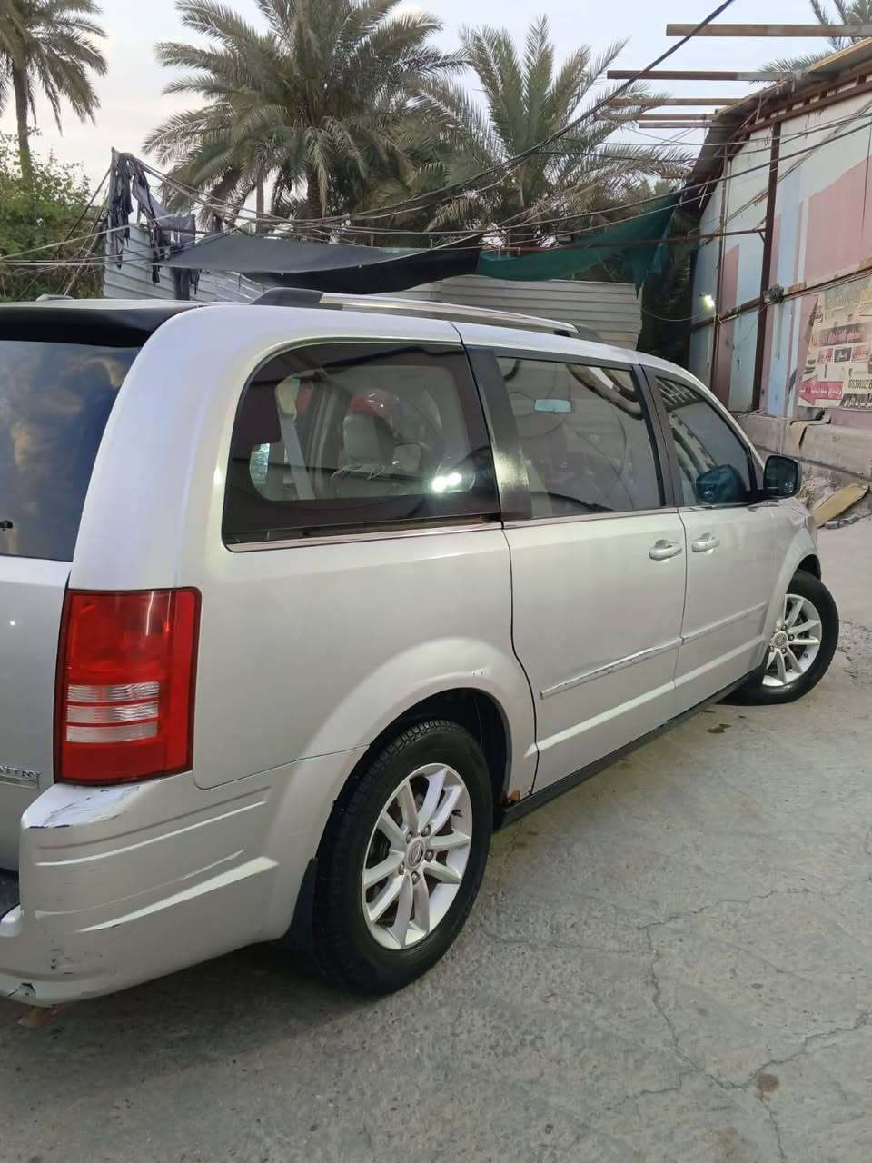 السلام عليكم للبيع موديل 2010 باسمي دخول كلين بيها ملاحظات موجوده بالصور  تبريد ثلاث قطع بلادي وتعمير التبريد جديد ارضيات حوضيه محرك 3300 بي تقصير  كشن سائق كهرباء ابواب وجنطه ميكانيكي  ***********.   والسعر 120ورقه
