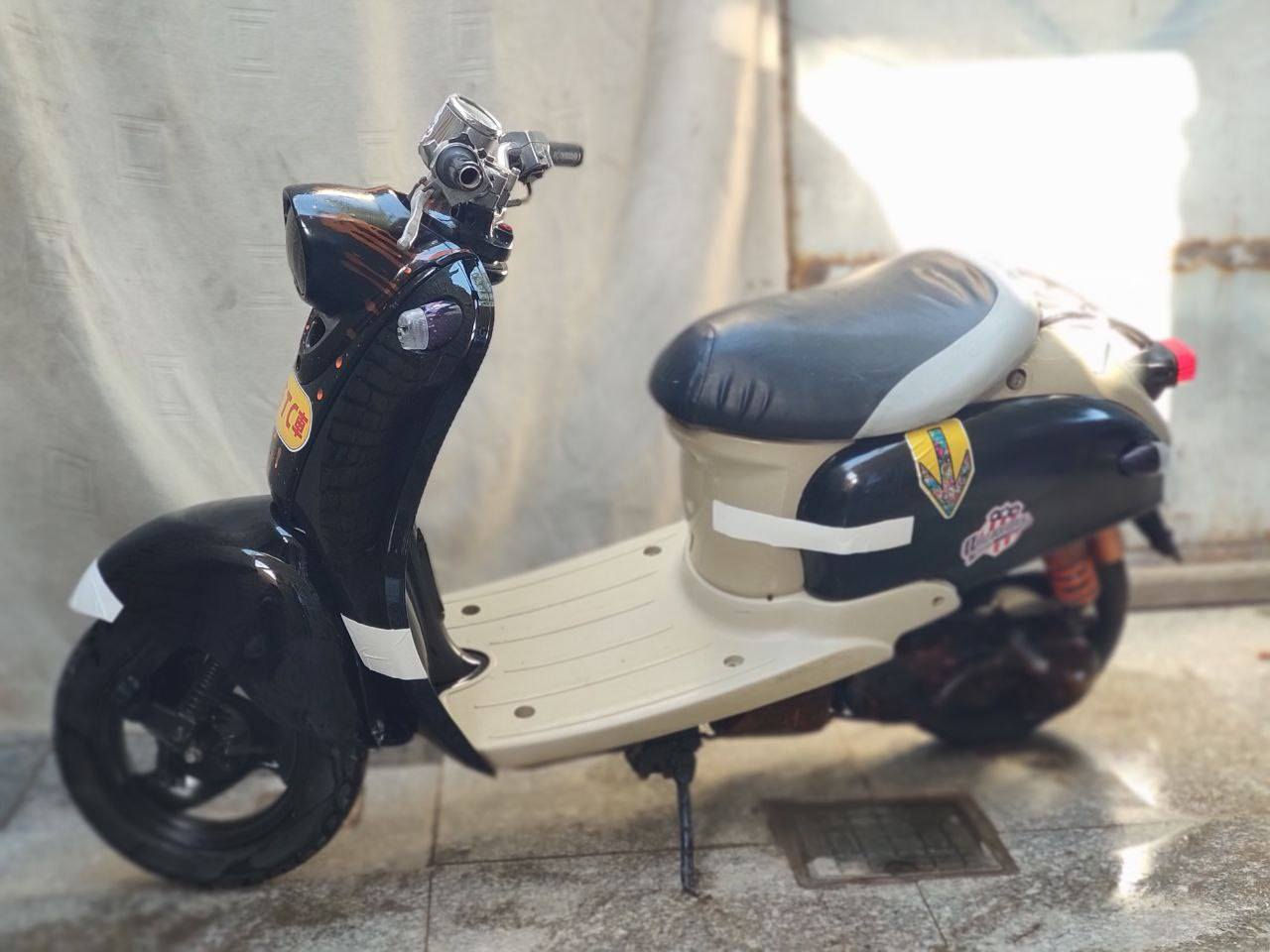 دراجة مصرية لون اسود محرك
 مفتوح مرة جاهزة للاخير
كفرات جدد اصلي فقط الصفاح مستخدم
كهربئيات كامله سلف اشاير لايت بگ لايت
هورن قفل جنطة عداد سرعة كيج بانزين
شلعة ومعدل محرك سرعة 80 
مكان سوق الشيوخ


**إذا كنت صاحب هذا الإعلان وتريد حذفه لأي سبب، رجاءا أرسل رسالة إلى الدعم الفني**