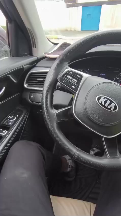 للبيع سورينتو راسلني واتساب
موديل 20
وارد امريكي 
حادث جاملغ وبنيد وبيها حافة قبق الجنطه محدد بالصوره
مكينة V6 سلندر
7راكب 
شاشة جبيره 
كامره دواره 
جاهزة من كلشي 
مكينة 
كير 
حدادية 
تخم تاير كهربائيات كلها شغاله الي بالبجم 
تبريد فول البارحه بدلت فريز جديد 
رقم بغداد باسمي 
مكاني طوريج 
سعرها 200 بيها مجال قليل 
هزه ماساقطه
***********
