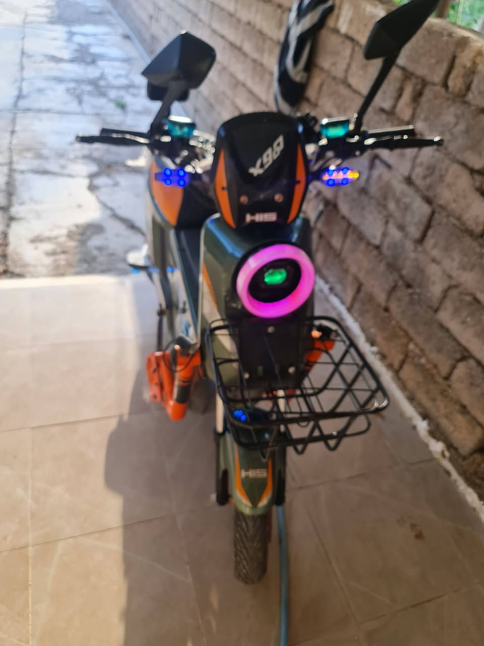 ---

### *🔥 للبيع المستعجل بديالى - بعقوبة 🔥*

*دراجة شحن HIS X99 موديل 2026 لون زيتي مميز*

*✅ المواصفات والاضافات:*
- ماطور 1000 واط، سرعة 45 كم/ساعة
- بطارية 60V شغالة، تمشي 35-40 كم بالشحنة 
- *العقل مبدل جديد* والدراجة شغالة 100% بدون تقطيع
- شاشة ديجيتال، لايت LED دائري، اشارات LED
- سلة أمامية + ستاند موبايل + مرايات
- دبلات أمامية وخلفية + كرسي ثاني مع مسند ظهر
- معاها الشاحنة الأصلية
- صارلها 6 شهور استعمال بيت فقط
- وگعت بيها وتصلحت، بيها *كسر بسيط بالفيبر الجانبي* مو مبين هواي
- *دواسة البايدر جهة وحدة مفقودة* - تنشال عادي
- *دواسة الرجل البلاستك جهة وحدة مشلوعة*
- السكان معدل ومرتب، 

*📍 المعاينة: ديالى - بعقوبة*
*📞 للجادين فقط: ***********متوفر واتساب وهذا الرقم عل رصيد ***********

الدراجة اقتصادية وتخدم، مناسبة للسوك والدوام والمشاوير القريبة. اللي يجي يشوفها ما يخسر

السعر ٦٠٠ وبيها مجال
