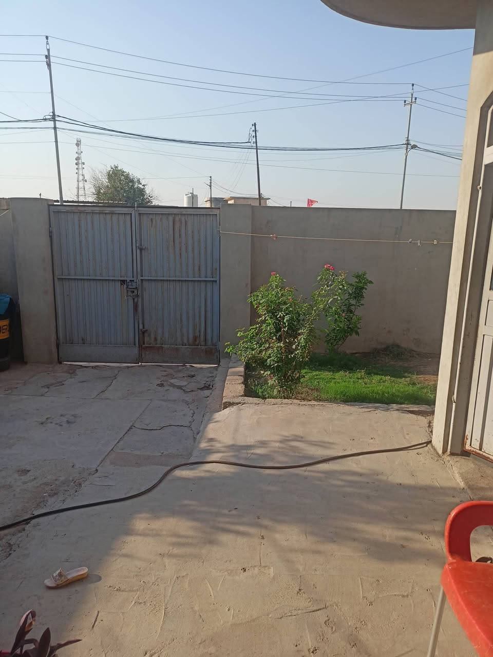 دارللبيع مع خان كوكجلي قرب المقبره المدرسه مساحه 1200 متر خان كبير يسع الى مكان 80 عجل مع بئر ماي خير من الله اما البيت السكن طابق ونص طابق ارضي غرفتين واستقبال ومطبخ وهول وصحيات طابق ثاني غرفه وحده وهول ومطبخ وصحيات لل استفسار للمراجعه مكتب المشوار او اتصال ع رقم *********** يوجد واتساب
